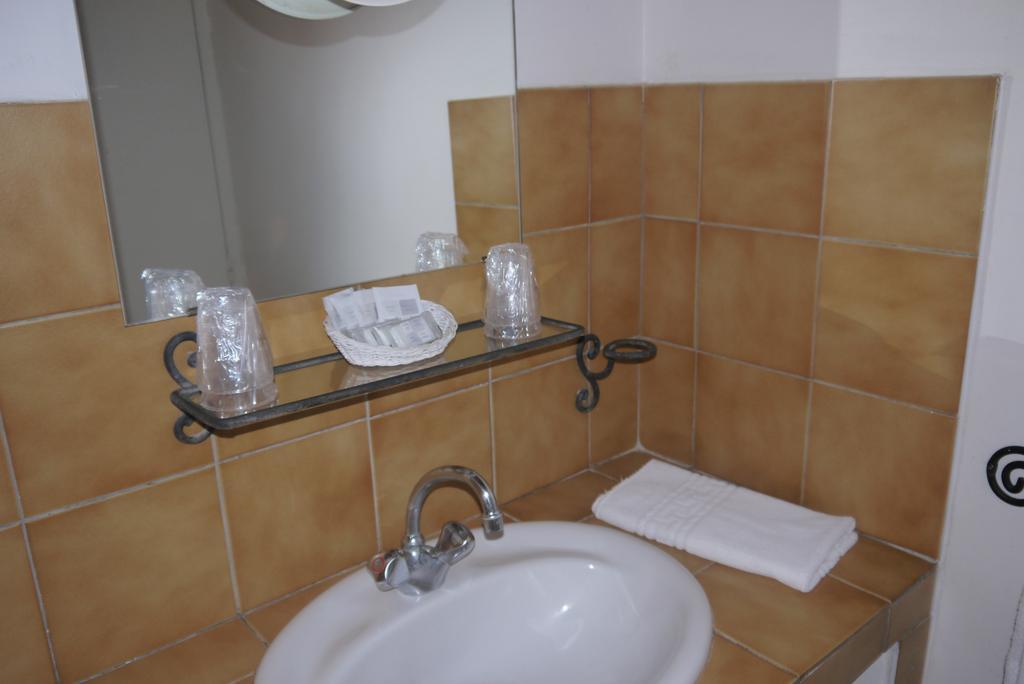 Auberge Des Seguins Buoux Pokój zdjęcie